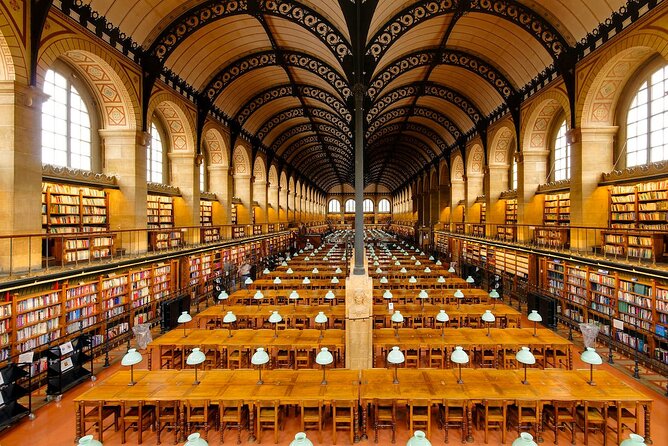Discover the Latin quarter - Passing an impressive mausoleum