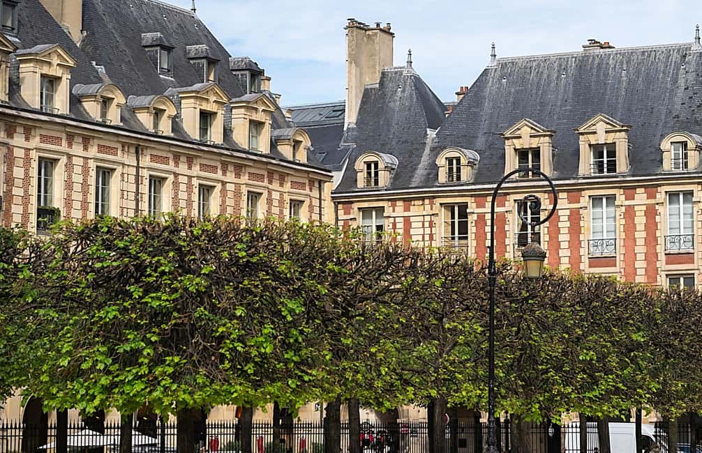 Discover the Marais (:) An Outdoor Detective Adventure - Key points at a glance