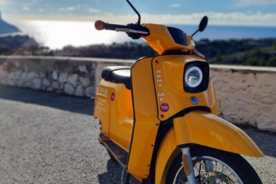 E-motorbike virtual guided tour in Marseille - Starting at the Old Port and entering central Marseille
