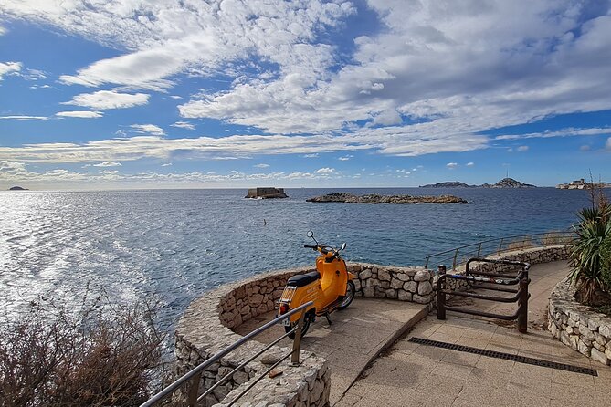 E-motorbike virtual guided tour in Marseille - Along the Corniche to Malmousque and Vallon des Auffes