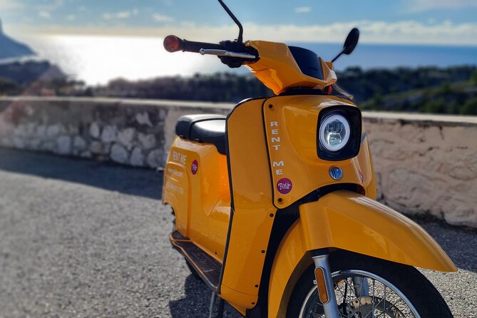 E-motorbike virtual guided tour in Marseille - Starting at the Old Port and entering central Marseille