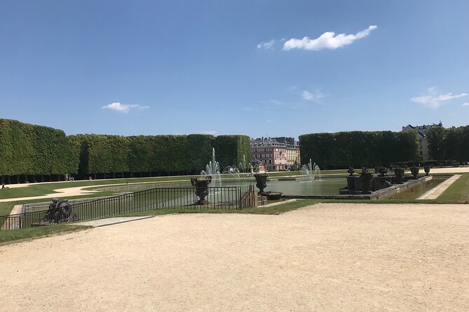 Electric 2-wheeler tour of the Chateau Park and Gardens - The Grand Canal and the scale of the grounds