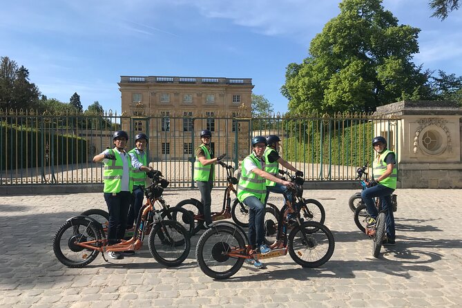 Electric 2-wheeler tour of the Chateau Park and Gardens - Walking the 77-hectare gardens
