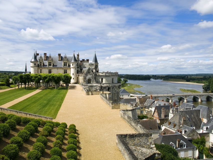 Exclusive Wine Day Trip Loire Valley from Paris - Guide style and group size