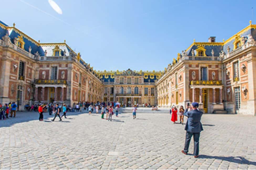 Excursion from Paris to Versailles Palace by Tootbus - The coach ride from Paris: comfortable transfer, set-and-go rhythm