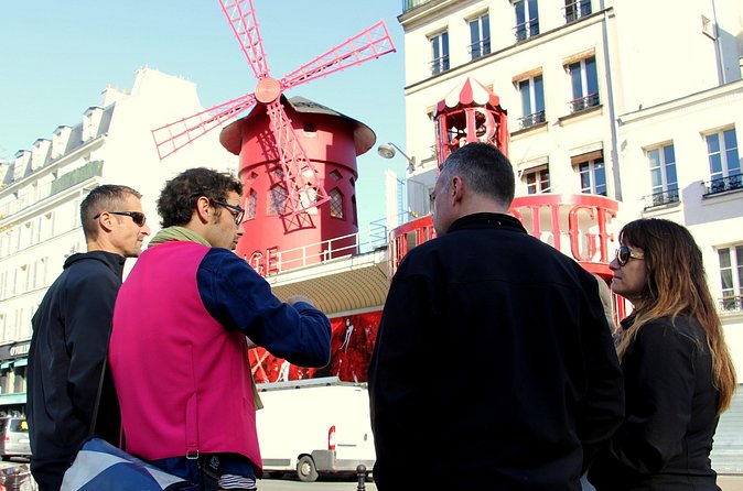 Experience Paris' Village of Montmartre away from the crowds - Stop 4: Place du Tertre—Artists’ Square in real time