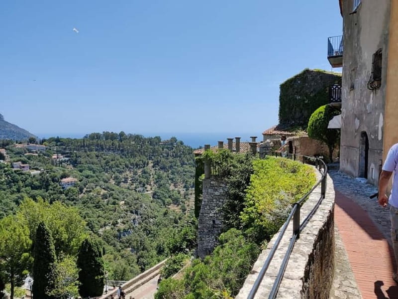 Èze: Walking Tour with a Certified Local Guide - Start at Place du Centenaire: your easy “find the group” moment