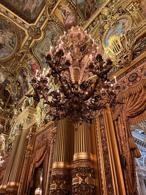 Family-friendly treasure hunt at Opera Garnier - Entering the Opéra Garnier on a family mission