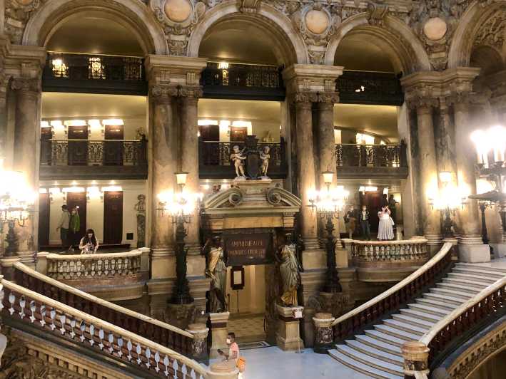 Family-friendly treasure hunt at Opera Garnier - Searching the public rooms for the missing costume