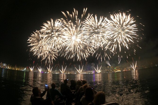 Fireworks at Sea - Cannes - What the small boat changes