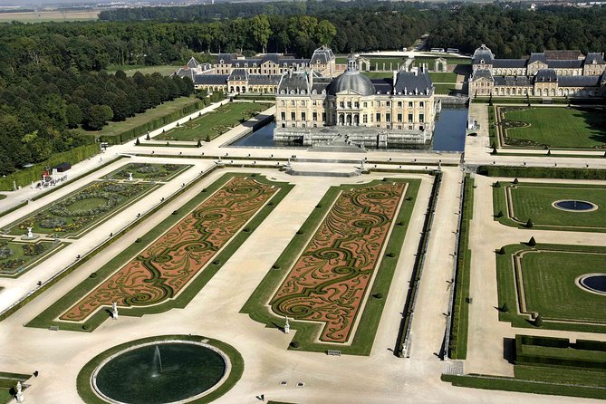 Fontainebleau and Vaux le Vicomte Chateaux Day Trip from Paris - Stop 1: Château de Vaux-le-Vicomte and the Fouquet Fallout