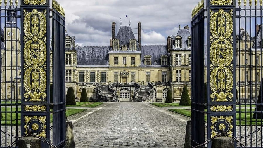 Fontainebleau Castle Private guided tour from Paris - Arriving at the palace and gardens