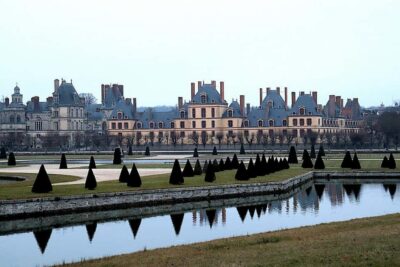 Fontainebleau Castle Private guided tour from Paris - Meeting your driver-guide in Paris