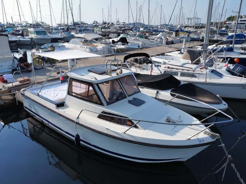 French Riviera Private Boat Trip - Getting to Port Silva Maris: the walk-through-the-gate detail