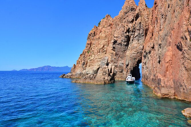 Friendly discovery of Scandola Calanques de Piana and meal stop at Girolata - English on board: what you can expect (and how to set the right expectations)