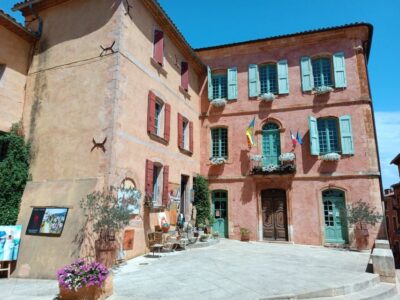 From Aix-en-Provence: Luberon Perched Villages Guided Tour - Lourmarin and its Renaissance castle