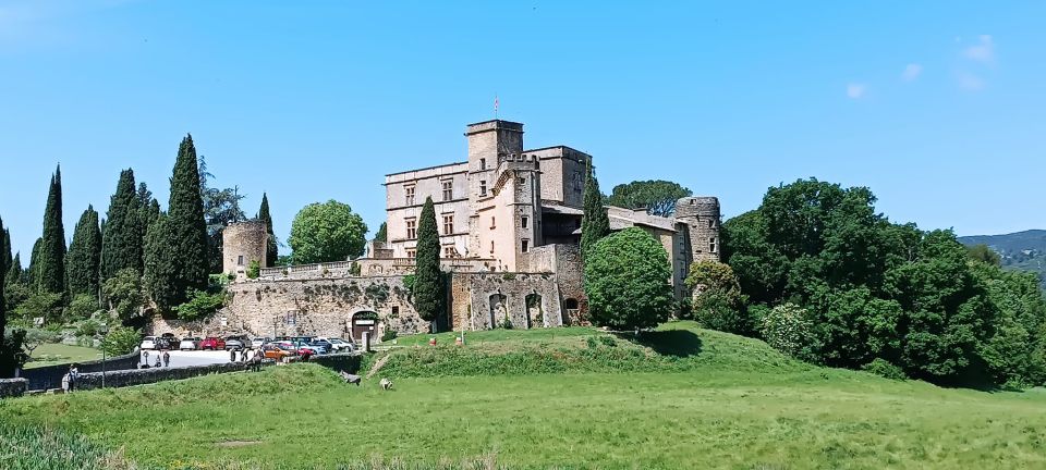 From Aix-en-Provence: Luberon Perched Villages Guided Tour - Food, footwear, and the pace of the day