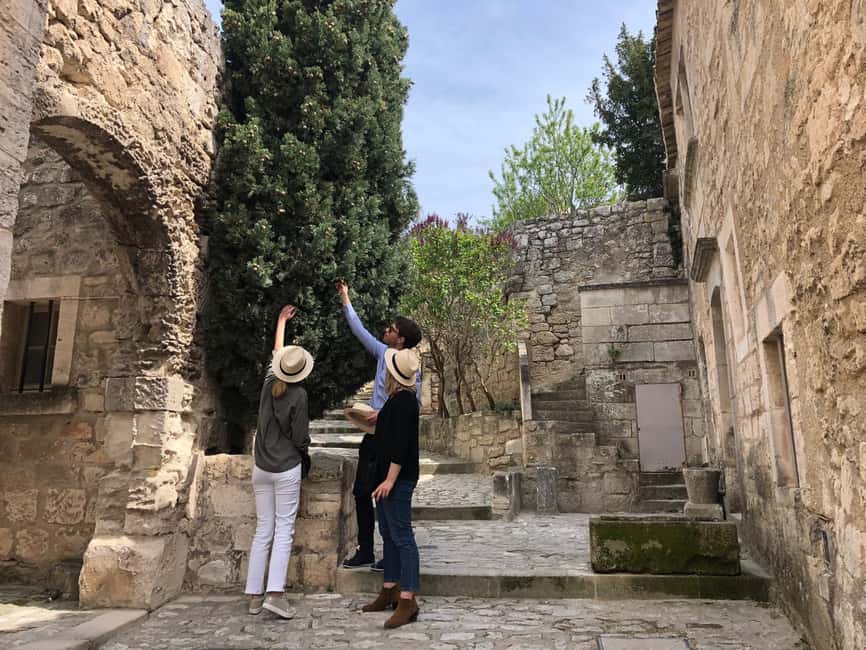 From Aix-en-Provence: Provence Region Tour with Wine Tasting - Les Baux-de-Provence ruins: what 1 hour feels like on that rocky spur