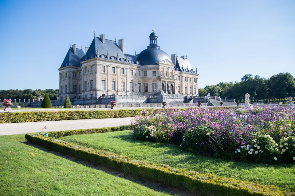 From Paris: Chateau de Fontainebleau & Vaux-Le-Vicomte Tour - Getting out of Paris: La Flamme, sharp departures, and A/C comfort