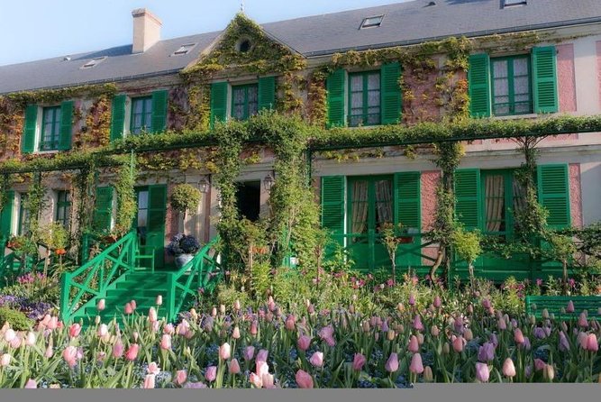 From Paris: discovery of Monet's house and its gardens in Giverny - Entering the Clos Normand flower garden