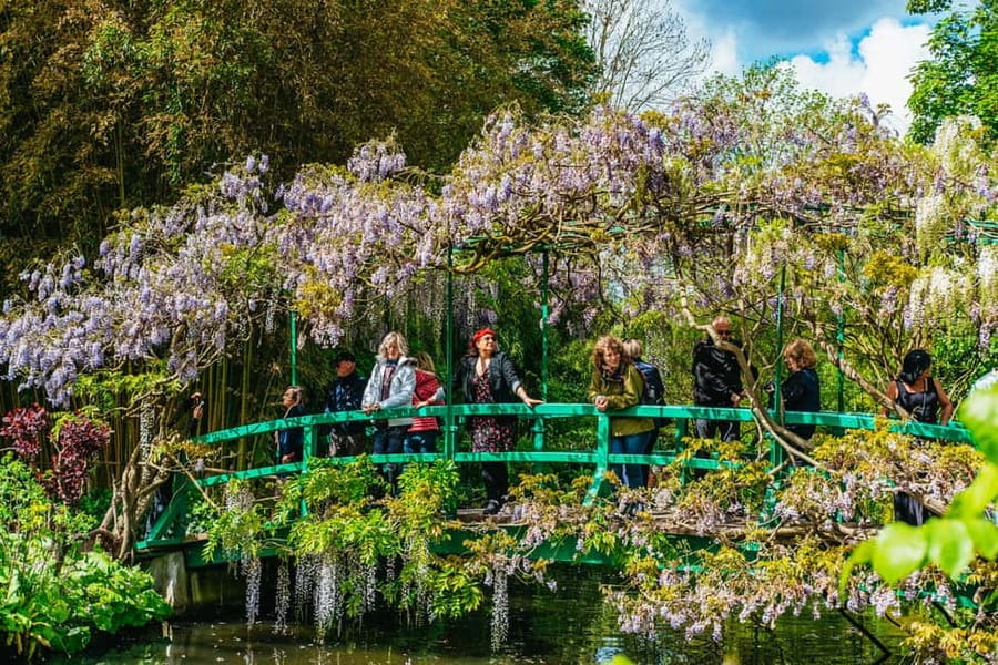 From Paris: Giverny, Monet’s Home & Gardens Half-Day Trip - Claude Monet’s tomb photo stop: short and meaningful