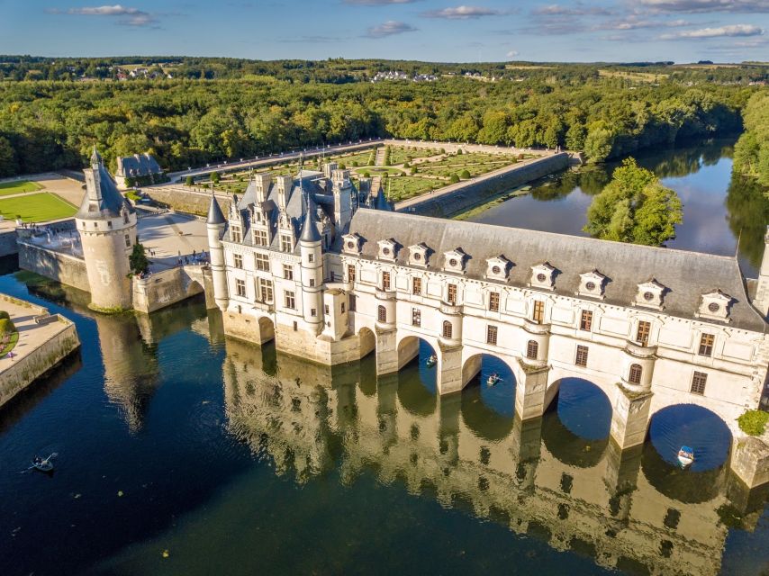 From Paris: Loire Valley Castles Day Trip With Wine Tasting - The guides and drivers: what makes the day work