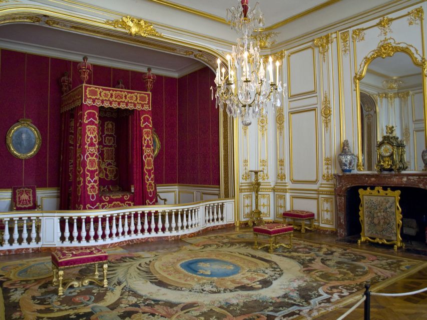 From Paris: Loire Valley Castles Tour with Hotel Transfers - Château de Cheverny: 17th-century comfort and garden time