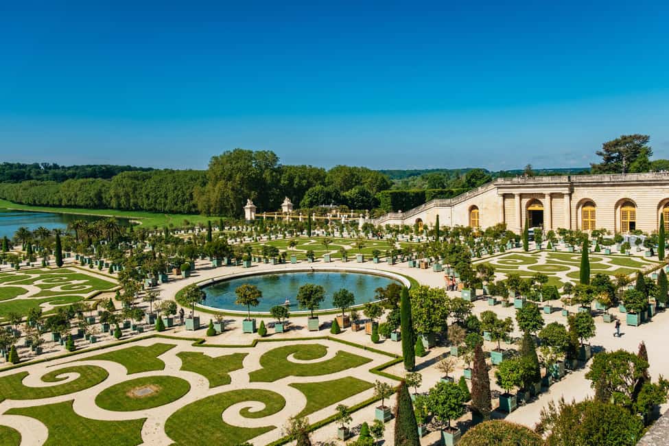 From Paris: Skip-the-Line Palace of Versailles Bike Tour - Getting on the bike: easy riding, helmets, and a smart route