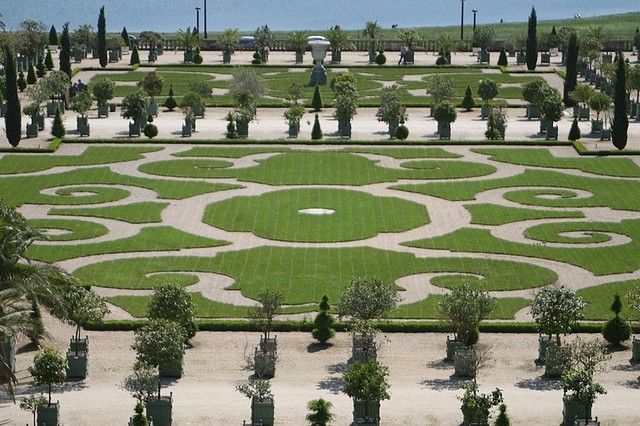 From Paris: Versailles Guided Tour by Deluxe Minibus - Gardens after the palace: a la francaise at your pace