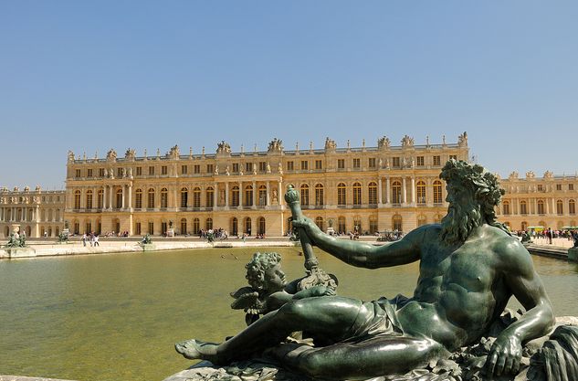 From Paris: Versailles Guided Tour by Deluxe Minibus - Getting into Versailles faster: what priority entry changes
