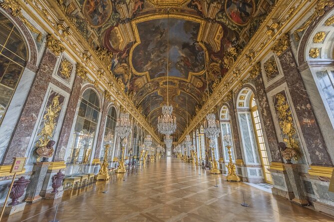 From Paris: Versailles Palace Guided Tour with Gardens Access - What the guide experience looks like in practice