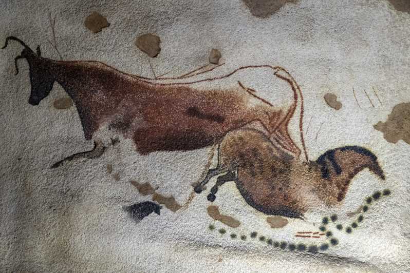 From Sarlat: Half-Day Skip-the-Line Lascaux IV Tour - The Vezere Valley stops: Les Eyzies and Saint-Léon-sur-Vézère