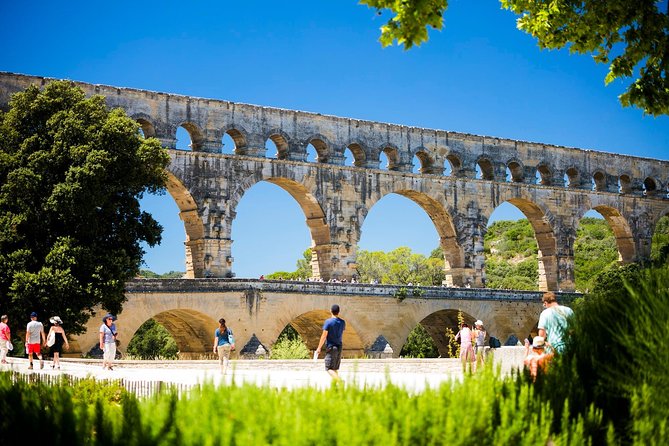 Full Day Best of Provence Tour from Avignon - La Fontaine de Vaucluse: start with the water and the myth