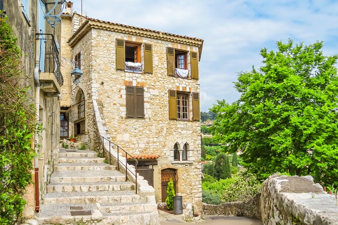 Full-Day Shared Tour Provence and its Medieval Villages from Nice - Gourdon: a fortified medieval break with big hill views