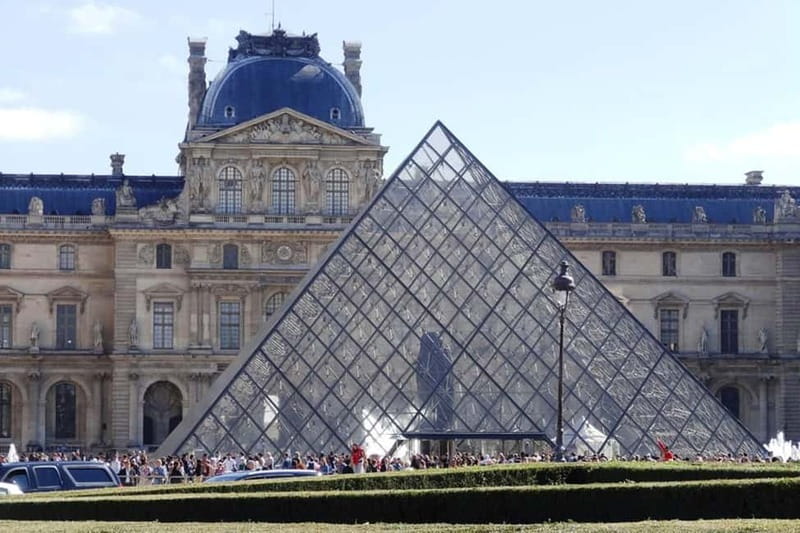 German private Walking Tour through Montmartre & Passages - Place du Tertre and the artist square you can actually picture