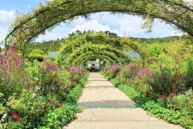 Giverny and Monet's Garden Half-Day Trip from Paris - Clos Normand: The Rectangular Garden With Archways and Color