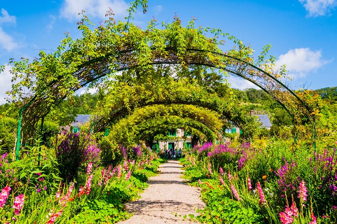 Giverny and Versailles Day Tour in a very small groupe from Paris - Versailles palace: guided stories and time you can actually use