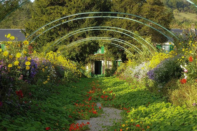 Giverny Half Day Guided Trip with Monet's House & Gardens from Paris by minivan - Who should book this half-day Monet trip?