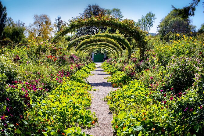 Giverny Half-Day Small-Group Tour from Paris – Max 7 Guests - Hotel pickup and the 8:00 departure from Paris