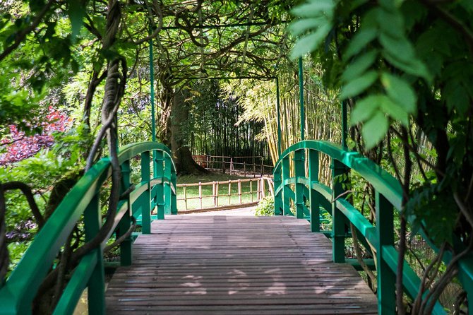 Giverny Small-Group Half Day Trip with Monet’s Gardens from Paris - Stop 2: The water lily pond and the Japanese bridge view