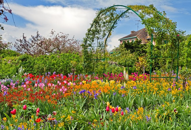 Giverny & Versailles Audio Guided Day Trip with Lunch from Paris - Versailles Palace: How to handle skip-the-line and crowds
