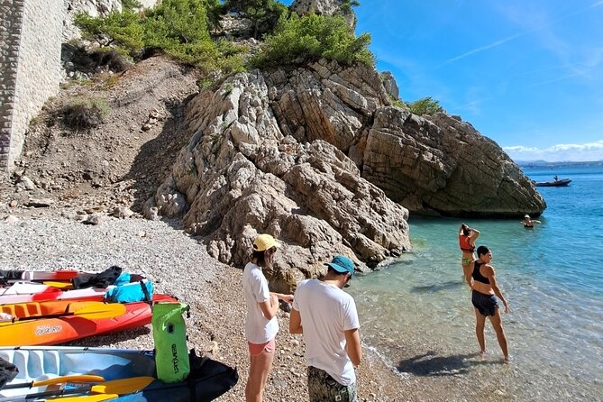 Guided kayak excursion in creeks - Launching at Estaque: getting off the dock smoothly