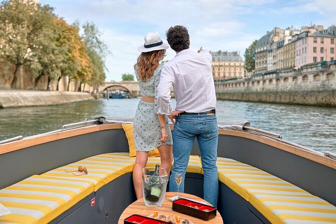 Guided Luxury River Cruise & Walking Tour of Paris' Monuments - Guides are central to the experience