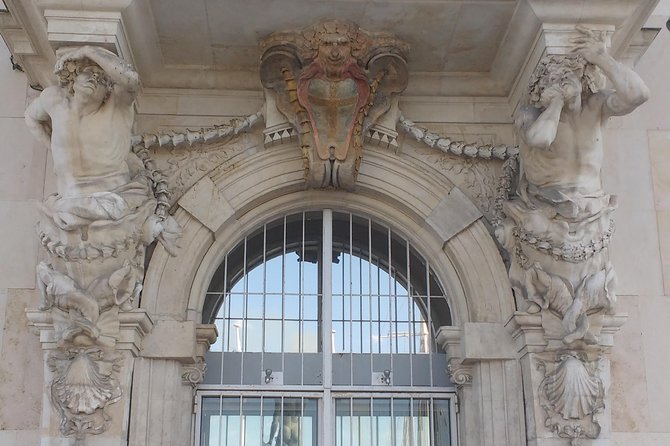 Guided Tour in Toulon: Port & Old City - Stop 2: Cours Lafayette market—color, snacks, and souvenir hunting