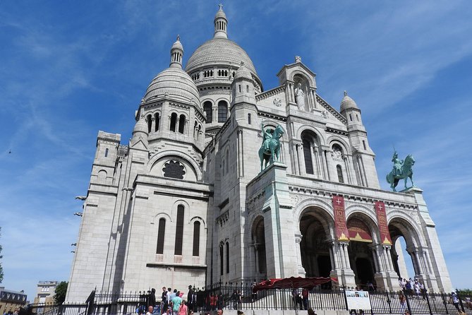 Guided Tour of Sacré-Coeur and Montmartre - Place du Tertre: how to enjoy the artist square without getting overwhelmed