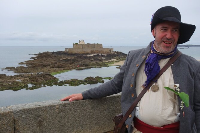 Guided tour of Saint Malo at the time of the last corsairs - Reaching Grand Bé at low tide