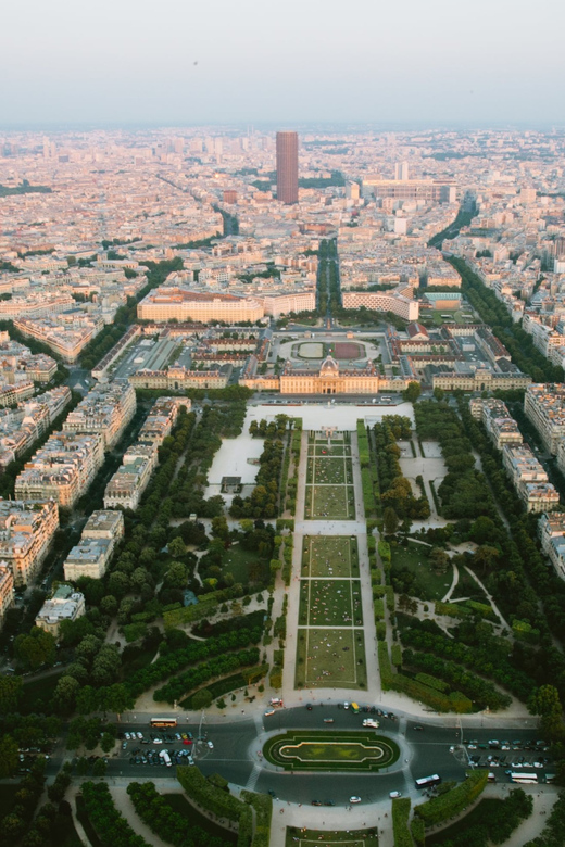 Highlights of Paris Bike Tour in English or Dutch - Eiffel Tower time: get your photos and your bearings