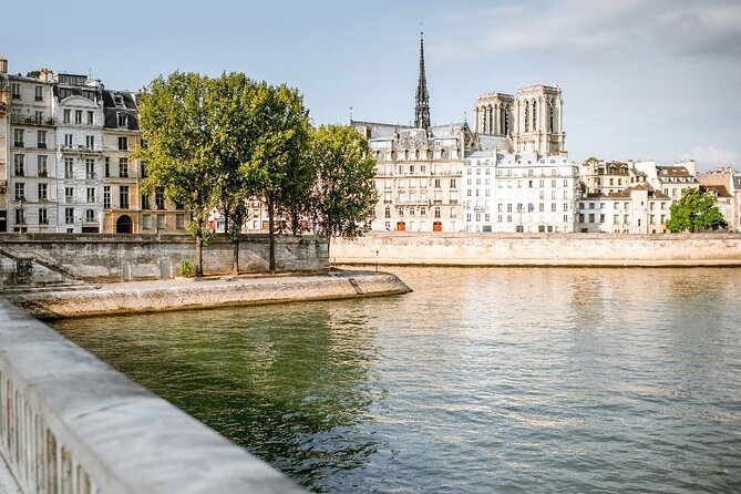Historic Heart of Paris: Île de la Cité Walking Tour - Sainte-Chapelle and the Palais de la Cité