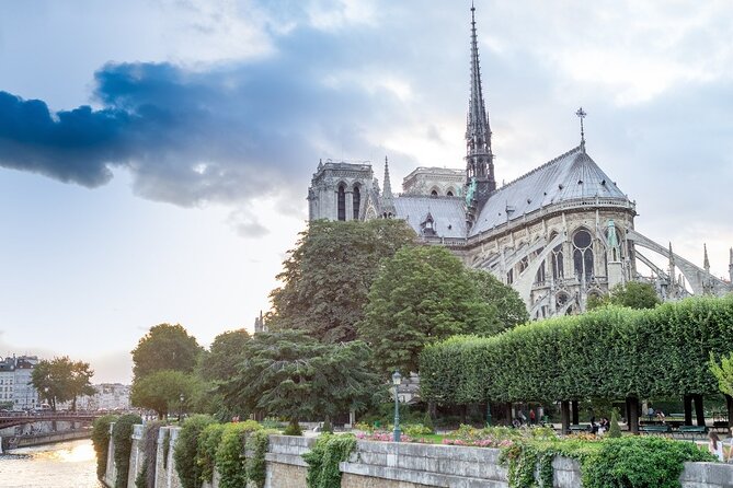 Historic Heart of Paris: Île de la Cité Walking Tour - What the guide adds to the walk