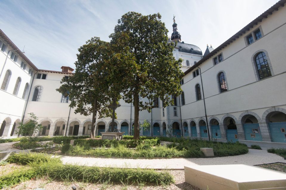 Historical and naughty tour of Lyon in french - From Place des Terreaux to Hôtel-Dieu: what the walk actually covers